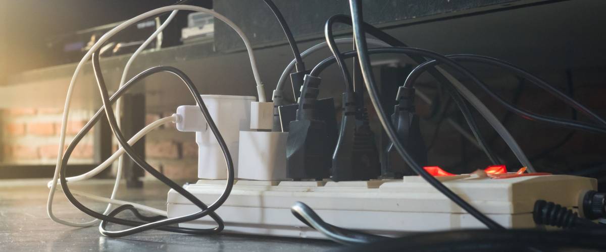 Plug the power plug, Multiple socket with connected plugs.