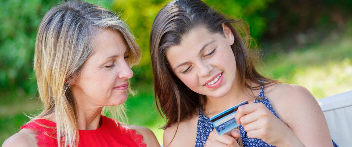 online purchase mother and daughter with tablet