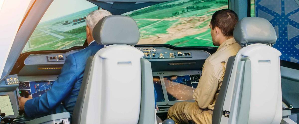 The simulator of a passenger aircraft with a cockpit and pilots