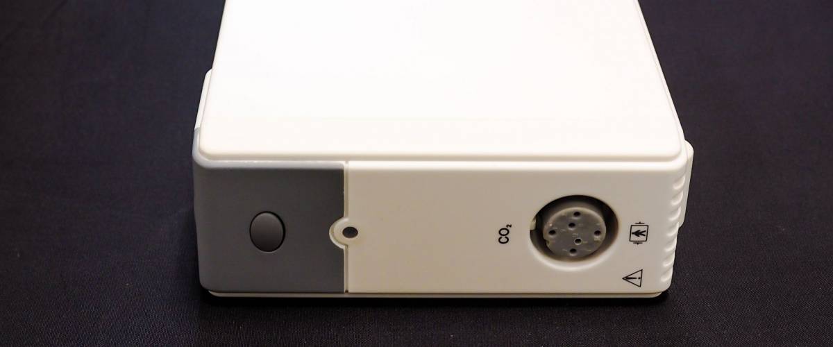 Carbon dioxide measurement monitoring module on black mattress.