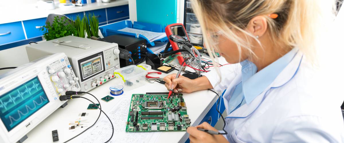 Electronics repairer