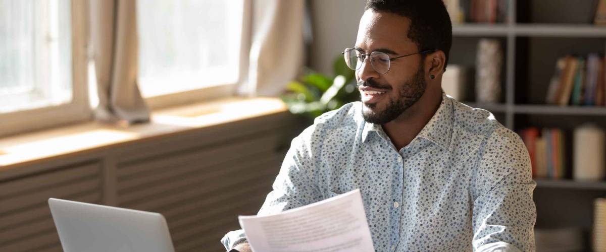 A man in glasses learns how to invest in stocks