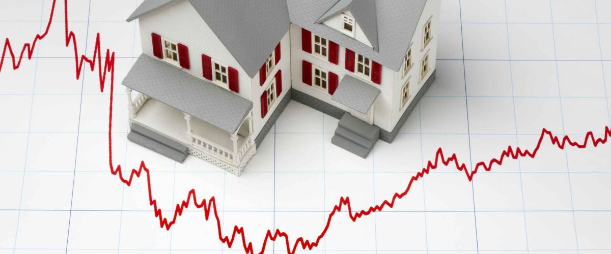 Model of house shot on graph depicting mortgage rates