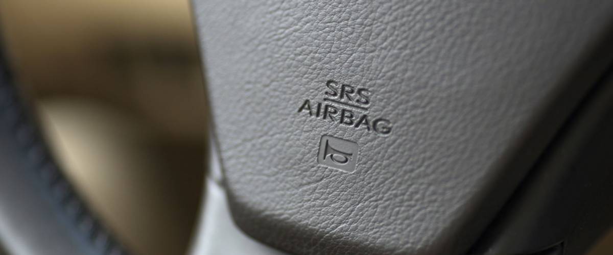 air bag logo on a steering wheel