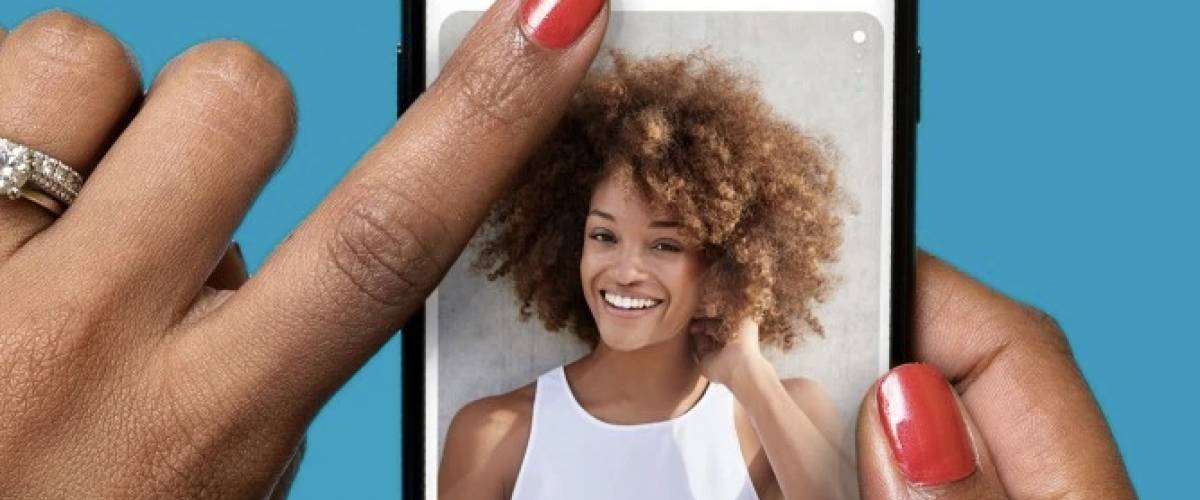 closeup on fingers swiping on bumble app