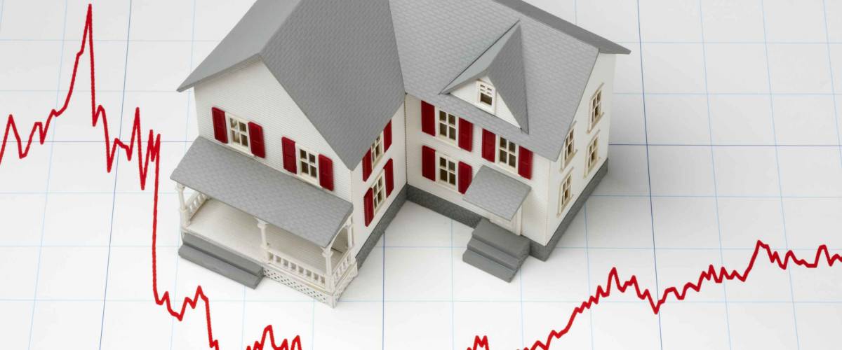Model of house shot on graph depicting mortgage rates