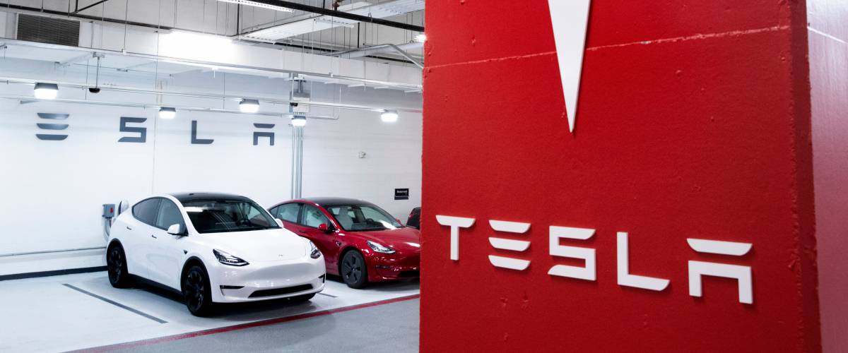 Tesla showroom with white and red cars in the background