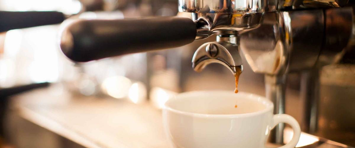 coffee extraction from professional coffee machine with bottomless filter