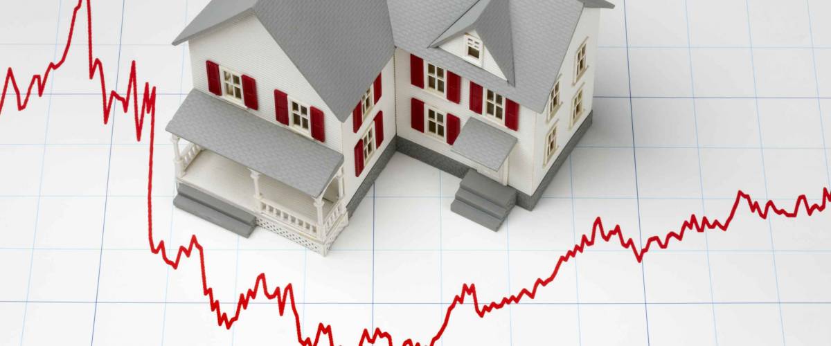 Model of house shot on graph depicting mortgage rates