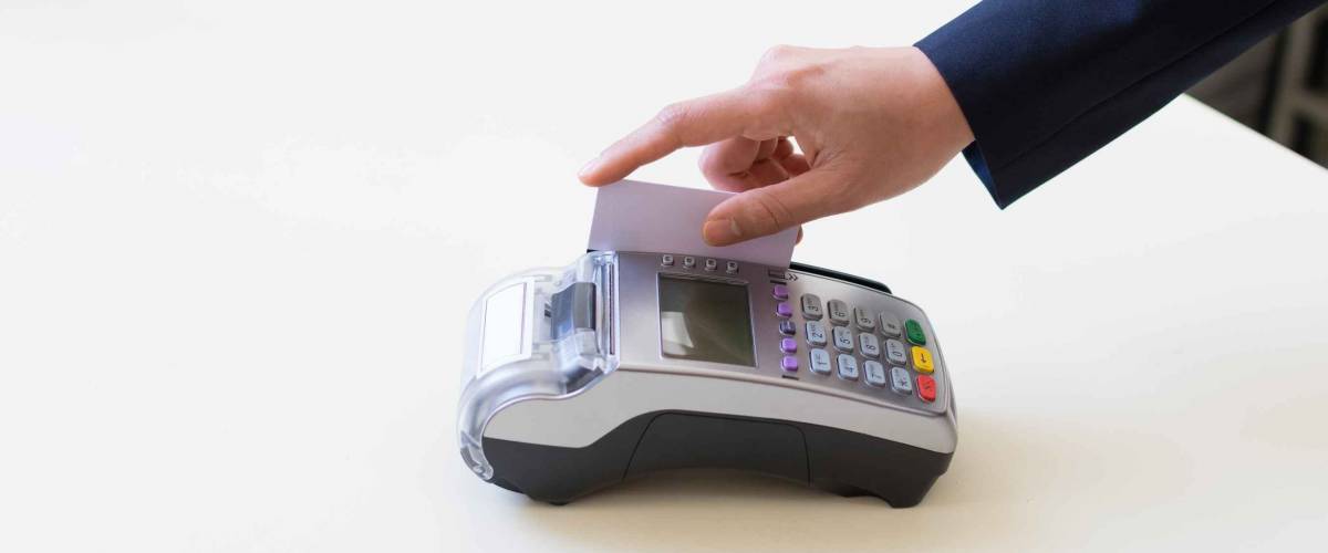 Close Up hand of the man using EDC machine for a credit card at the catcher.