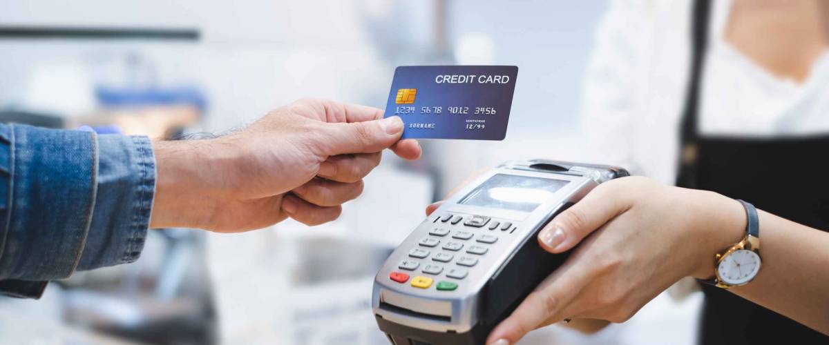 Customer using credit card for payment to owner at cafe restaurant, cashless technology and credit card payment concept