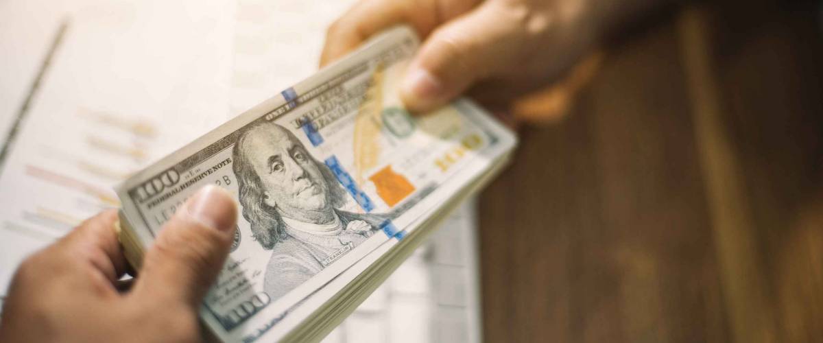 Investors get money from investors in the insurance business with the bank