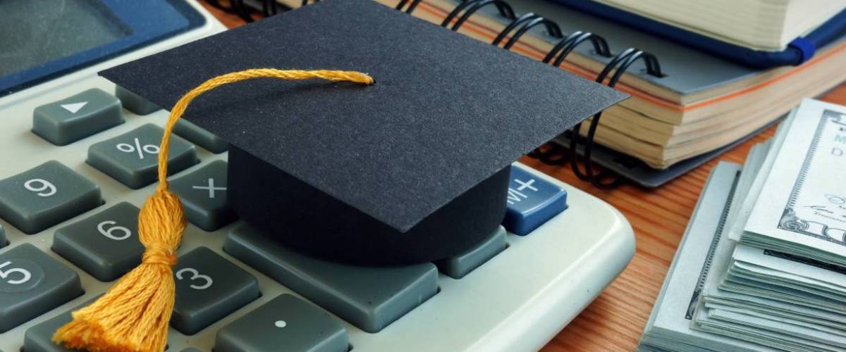 Graduate's cap and calculator