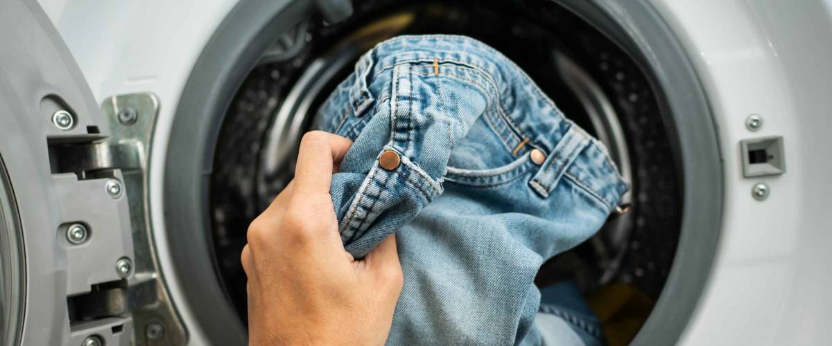 Putting Jeans into the washing machine