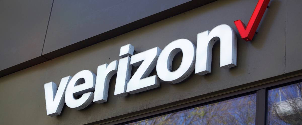 Verizon store signage day exterior