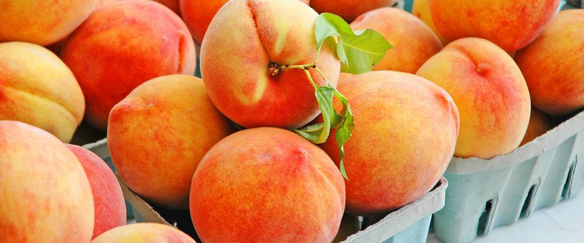 Fresh peaches at a farmer's market