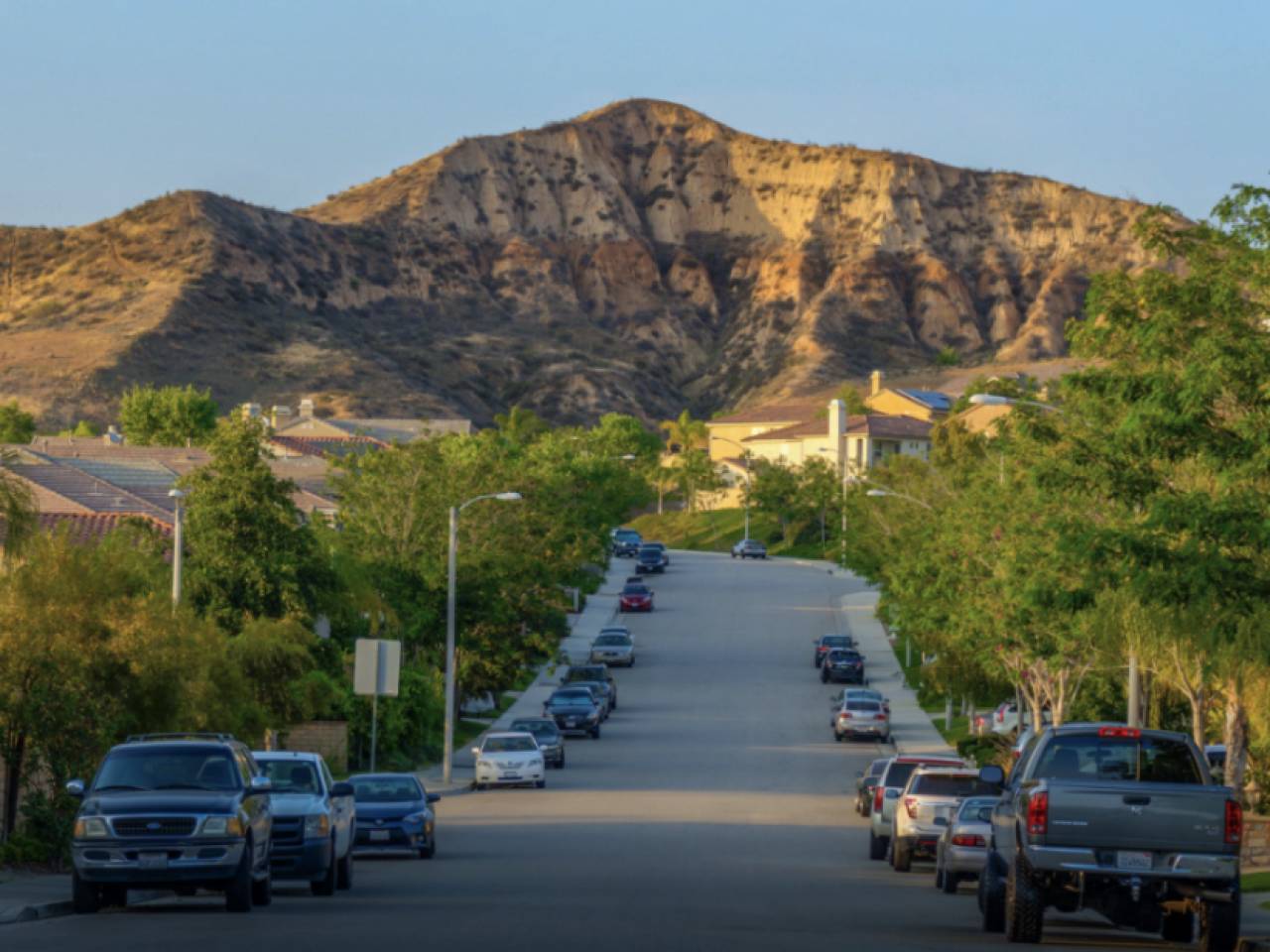 Santa Clarita, CA street and mountains