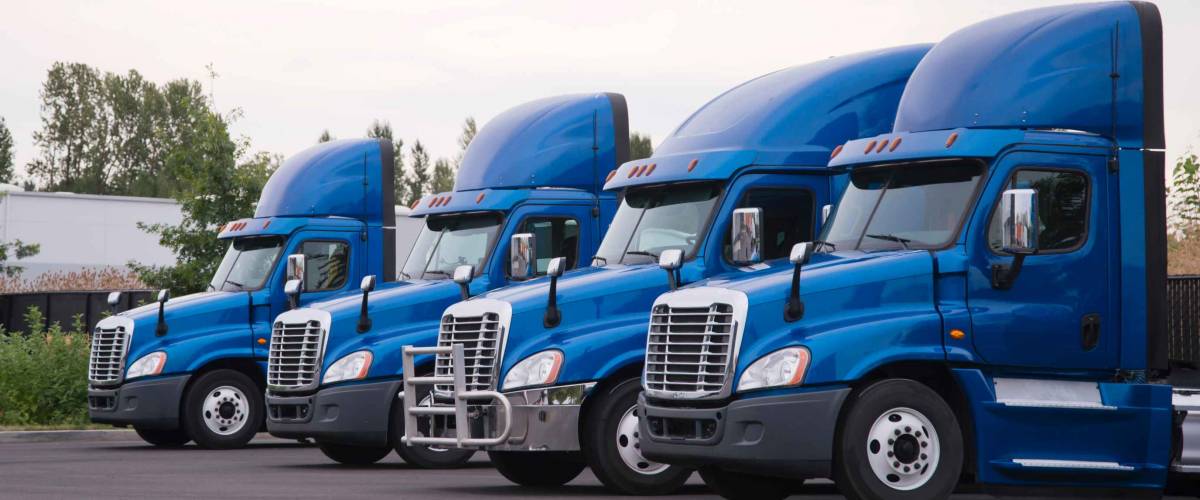 Side view of the blue big rigs semi trucks