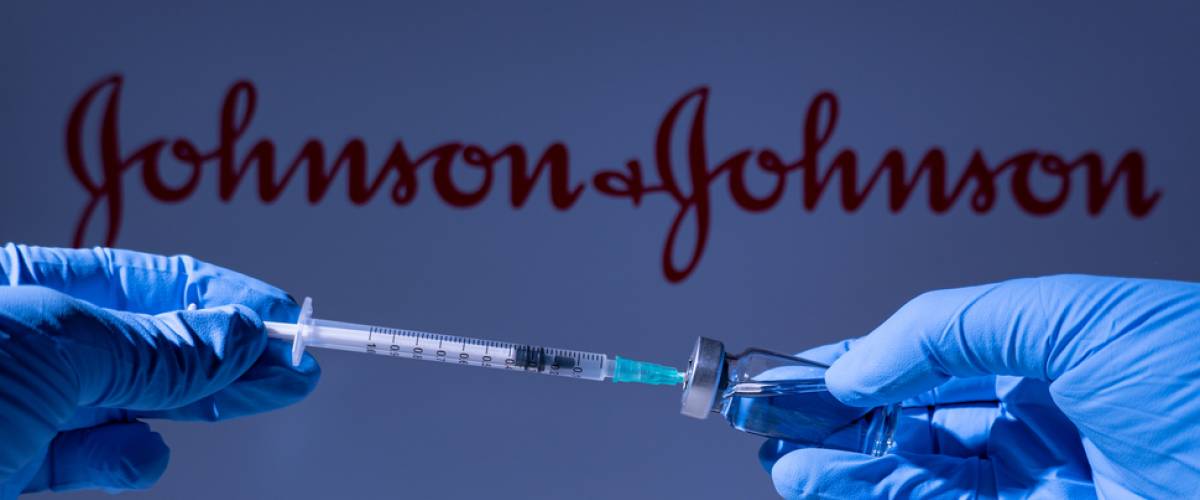 A health worker prepares to administer a shot of the American vaccine Johnson and Johnson.