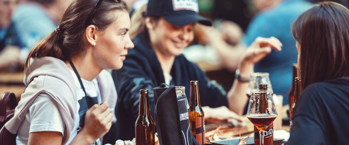 friends drinking beer