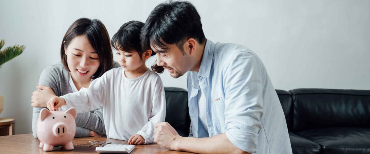 Mom and Dad and daughter at home, the number of coins