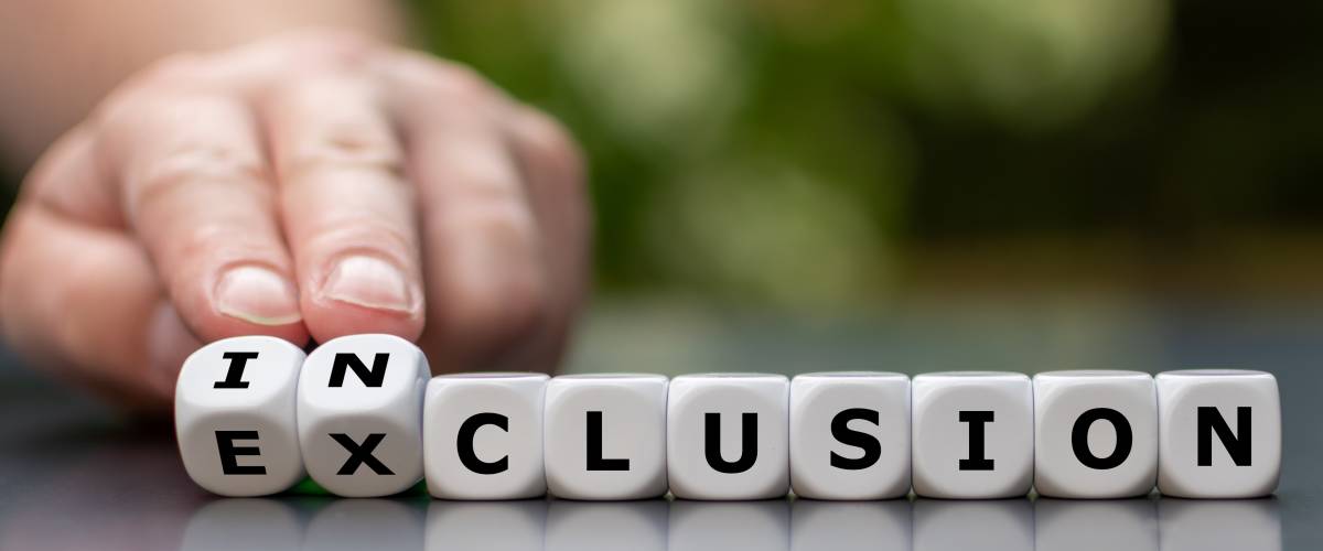 Symbol for a better inclusion. Hand turns dice and changes the word exclusion to inclusion.