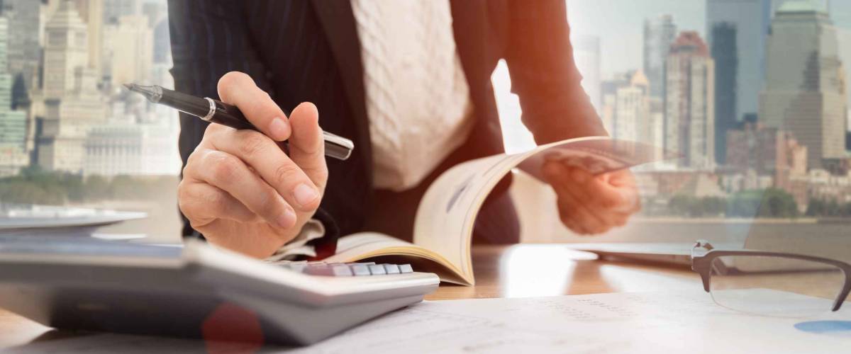 financial advisor calculating return on investment