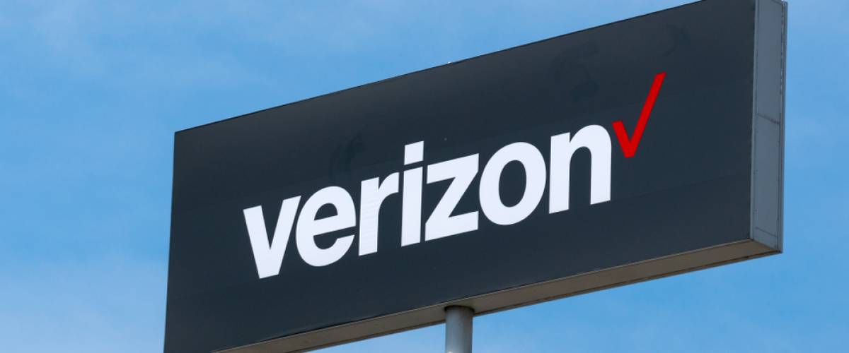 Verizon store signage day exterior