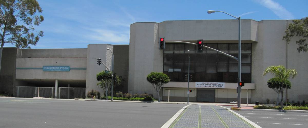 Dead Mall across from the former terminus for the LARy 5 Line at Hawthorne and Broadway.