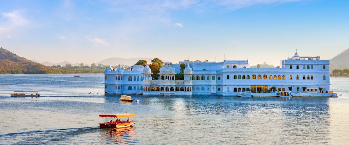 Taj Lake Palace on lake Pichola in Udaipur, Rajasthan, India.