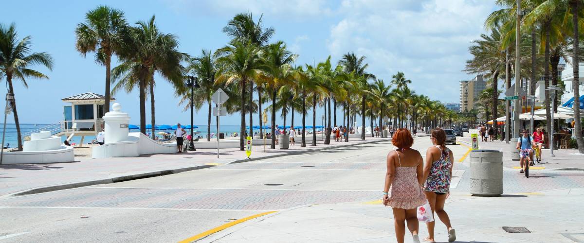 FORT LAUDERDALE, FL, USA - June 21, 2014: Tourist getting ready to spend the first day of summer enjoying the beautiful weather at Fort Lauderdale Beach.