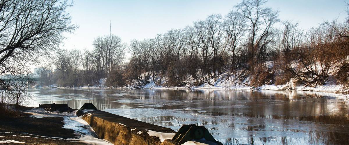 The Onondaga Creek in Syracuse , New York, an outlet of Onondaga Lake leading into downtown Syracuse in the far distance