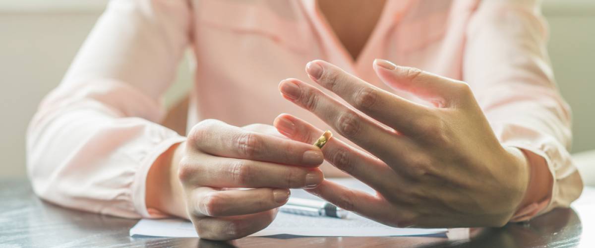 divorce woman crying