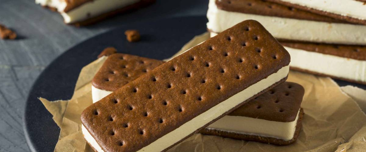 Sweet Chocolate and Vanilla Ice Cream Sandwich Dessert