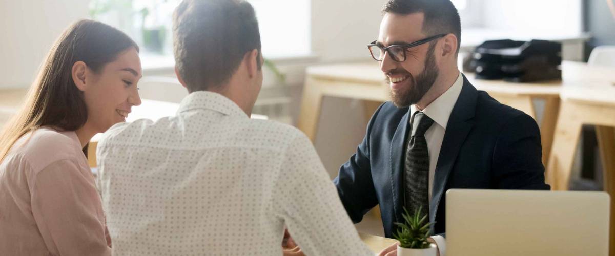 Banquero en traje de consultoría joven pareja