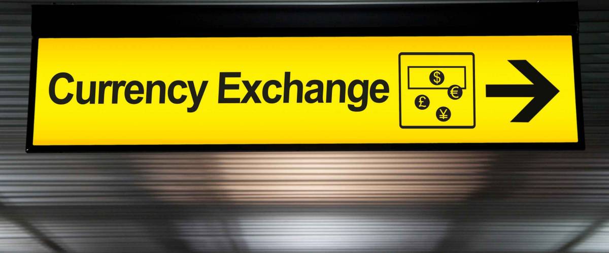 Firme el cambio de moneda en el aeropuerto con el icono de moneda de dinero y la flecha para la dirección al servicio de mostrador de cambio de moneda para turistas