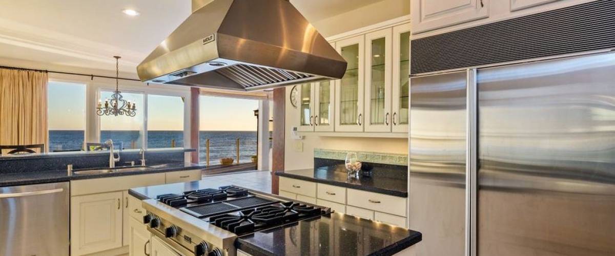 The kitchen in the Malibu home recently sold by Barry Williams of The Brady Bunch