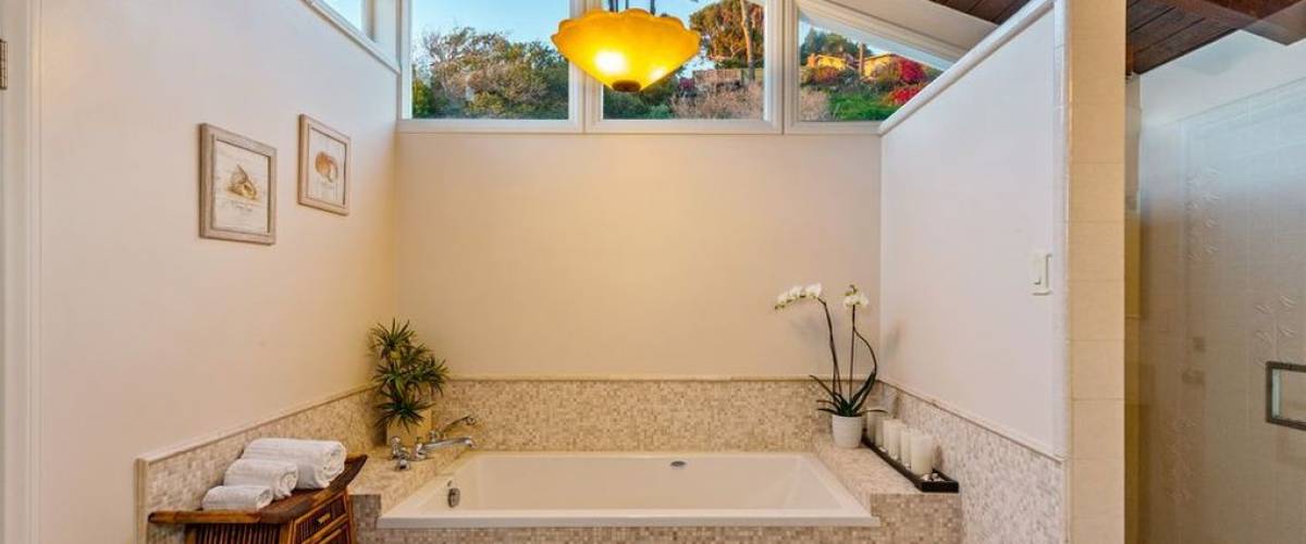 Tub in the Malibu home recently sold by Barry Williams of The Brady Bunch