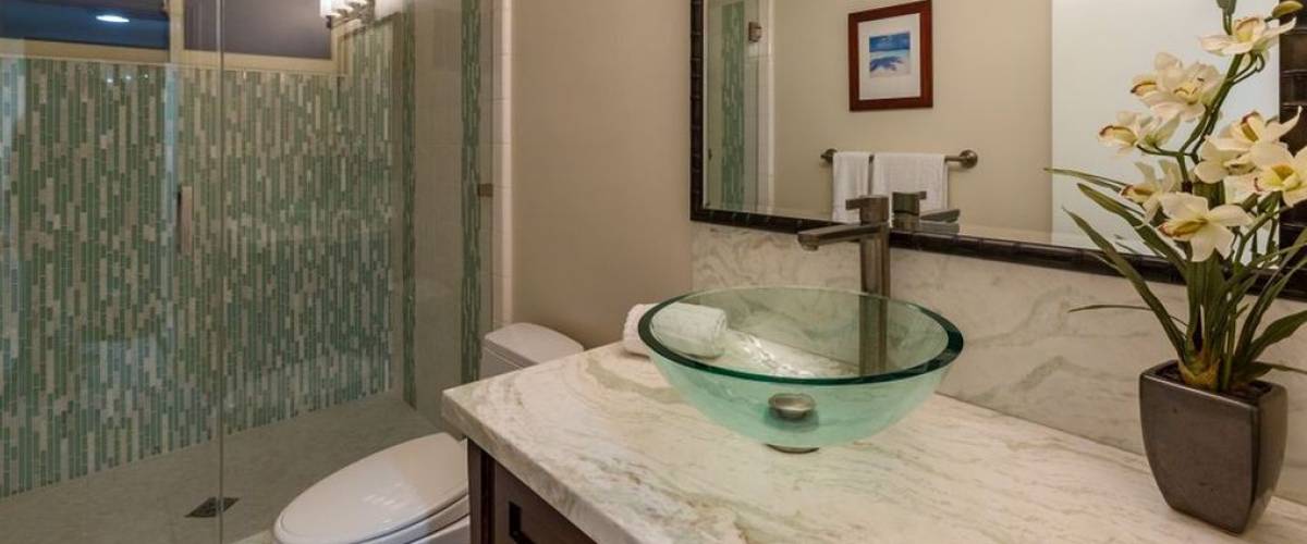 Bathroom in the Malibu home recently sold by Barry Williams of The Brady Bunch