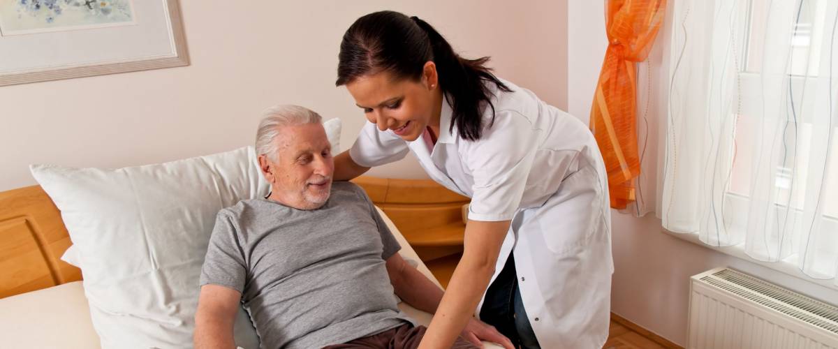 a nurse in elderly care for the elderly in nursing homes