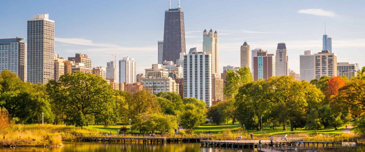 Chicago, Illinois, USA park and skyline.