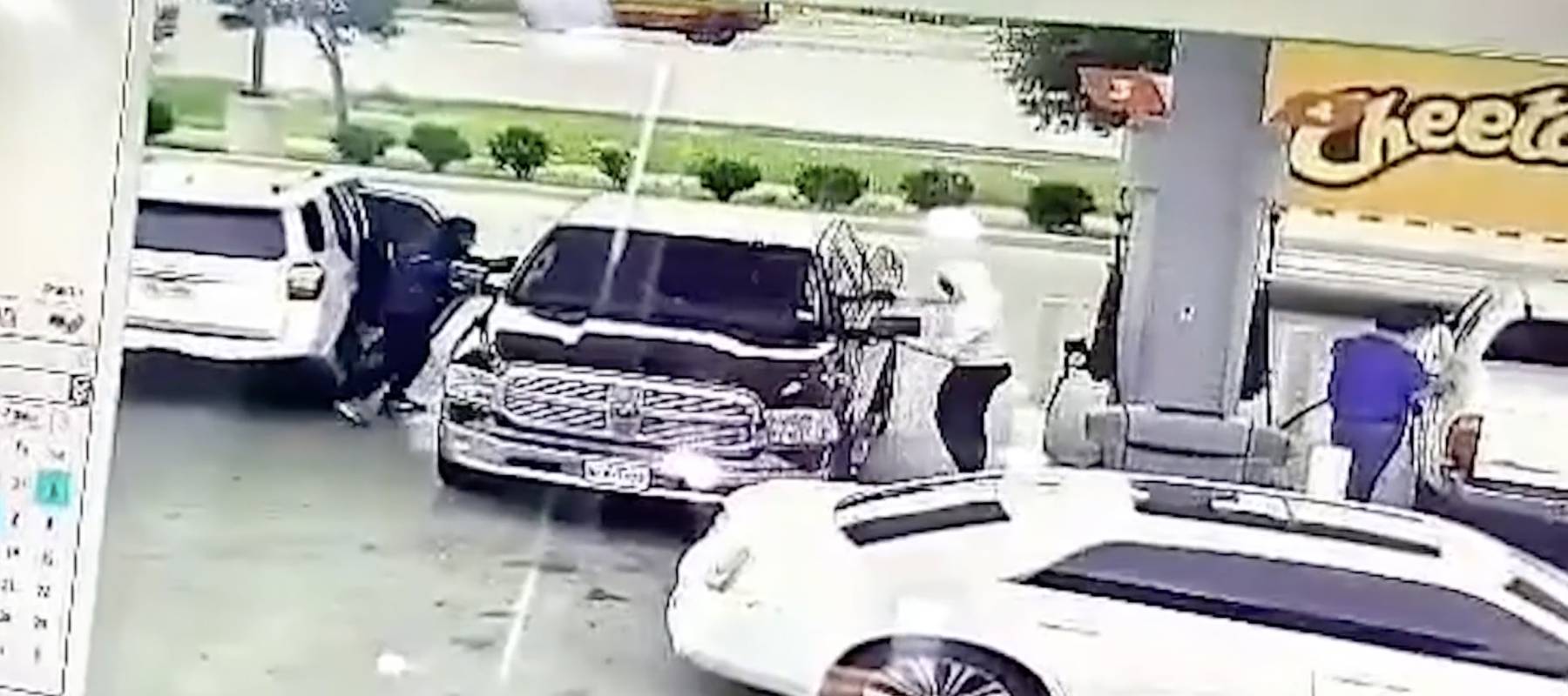 Two thieves commit a jugging robbery outside a convenience store in Houston, Texas, in late April 2025.