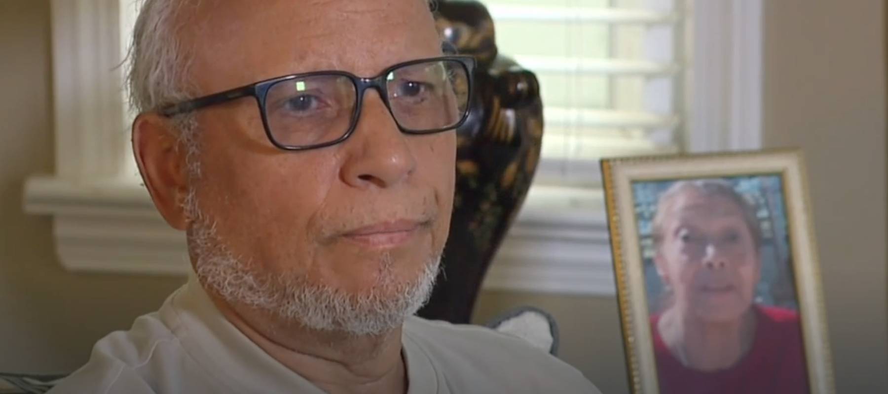 Man who lost his wife on a cruise ship tells the news about his loss.