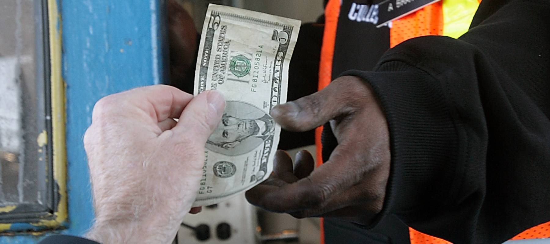 Two senators have introduced the bi-partisan Payment Choice Act to prevent businesses from going cashless.