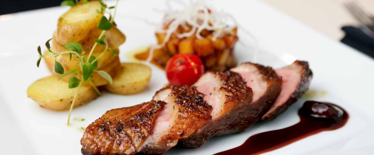 Roasted duck with pear, marinated in red wine and mascarpone rose