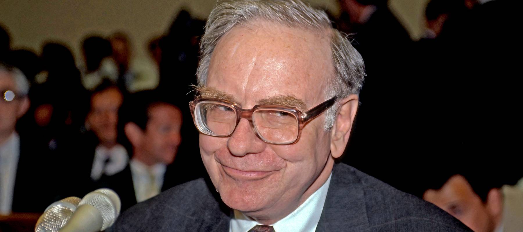 Warren Buffet testifies before the House subcommittee on the Salomon brothers scandal.