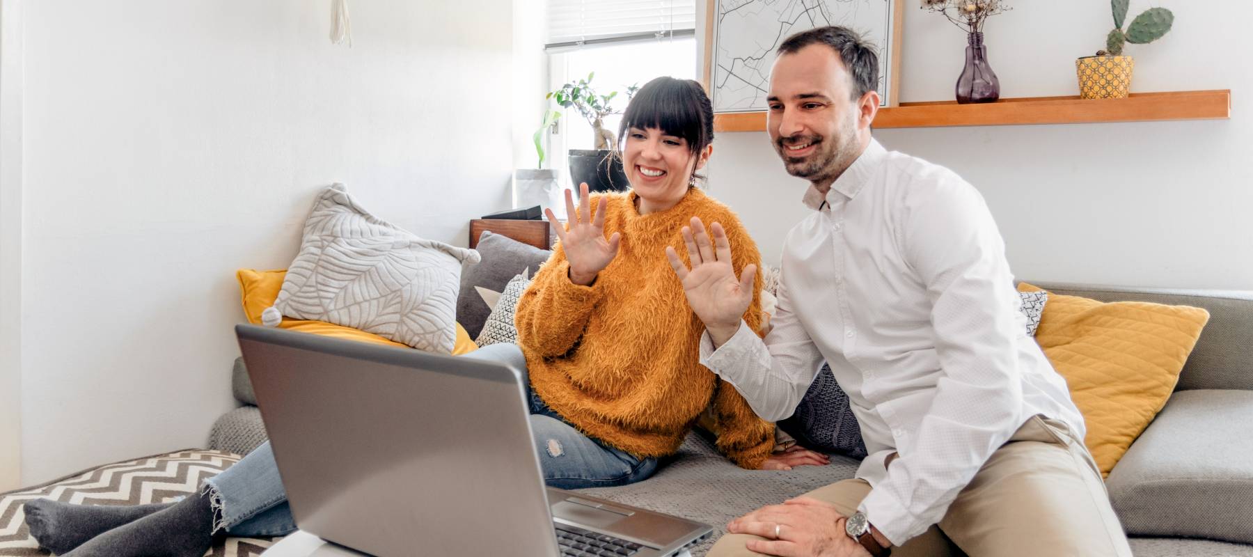 Couple chatting with online CFP