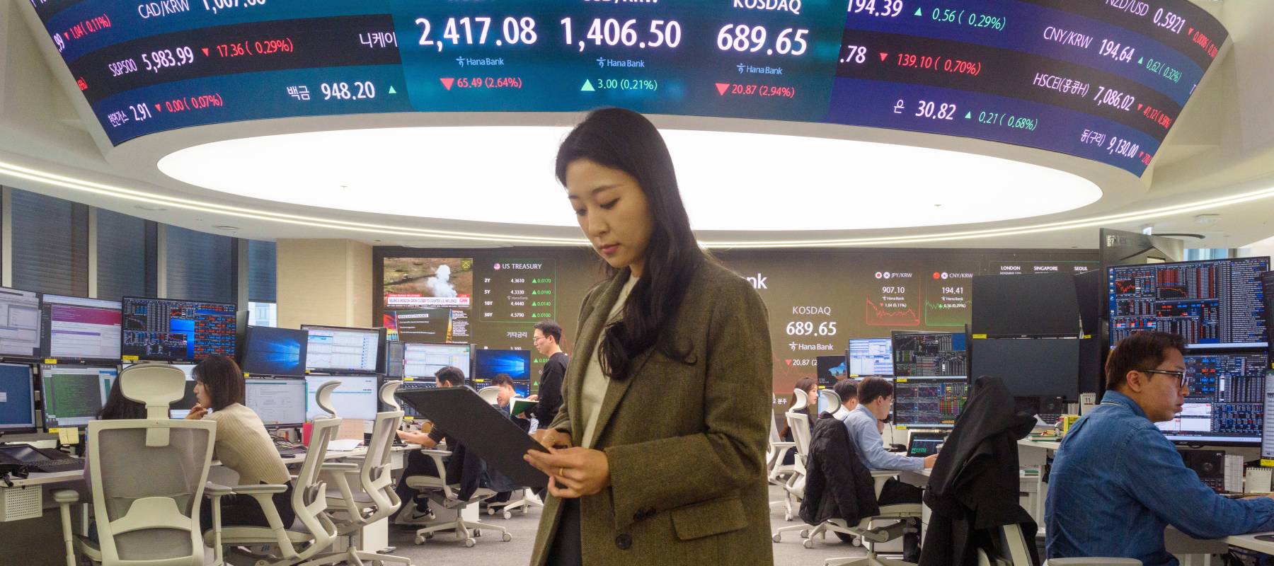 Currency traders seen at the foreign exchange dealing room of the KEB Hana Bank headquarters in Seoul, South Korea, Nov. 13, 2024.