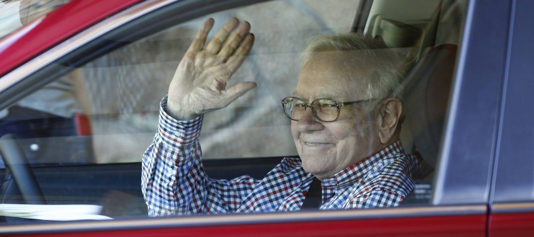 Warren Buffett arrives for a conference in Sun Valley, Idaho, July 2014