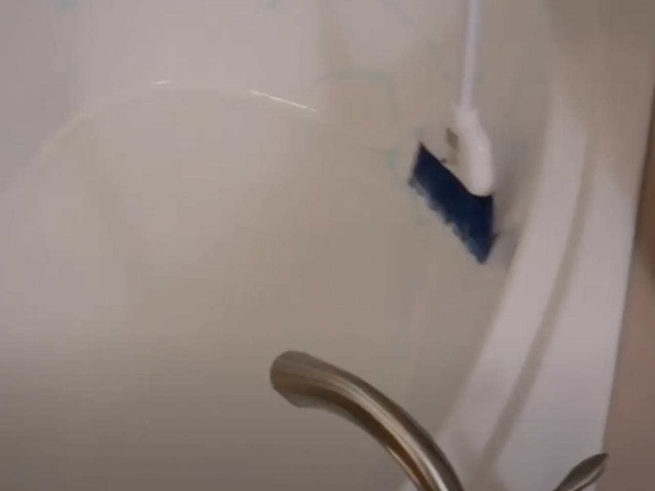 How to Clean a Bathtub with Dish Soap and a Broom